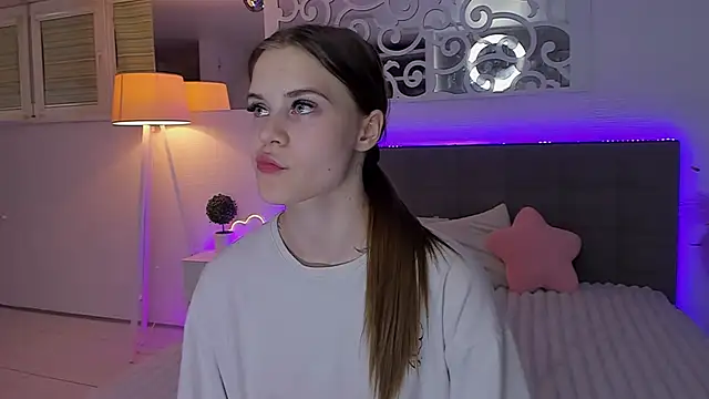 Snapshot of LuisaClover chatting on 06.28.26 LuisaClover online show from 06.28.26