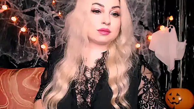 Snapshot of Renee_Cherry chatting on 10.29.25 Renee Cherry online show from 10.29.25