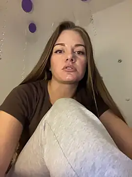 Snapshot of EllaMoonlight chatting on 10.28.25 EllaMoonlight online show from 10.28.25