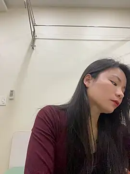 Bee Yellow00 online show from 12.17.25