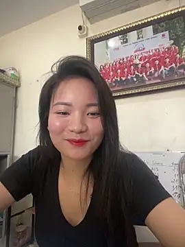 Snapshot of Bee_Yellow00 chatting on 04.18.26 Bee Yellow00 online show from 04.18.26