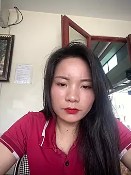 Snapshot of Bee_Yellow00 chatting on 04.21.26 Bee Yellow00 online show from 04.21.26