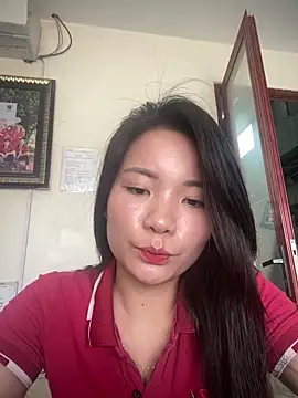 Snapshot of Bee_Yellow00 chatting on 04.22.26 Bee Yellow00 online show from 04.22.26