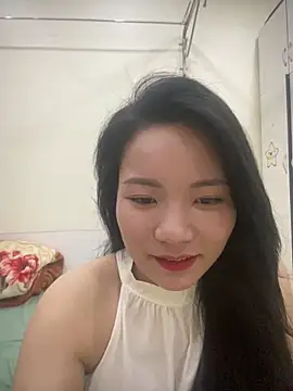 Snapshot of Bee_Yellow00 chatting on 04.24.26 Bee Yellow00 online show from 04.24.26