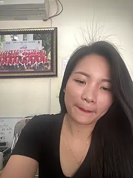 Snapshot of Bee_Yellow00 chatting on 04.25.26 Bee Yellow00 online show from 04.25.26