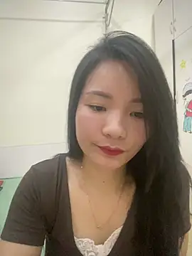 Snapshot of Bee_Yellow00 chatting on 04.28.26 Bee Yellow00 online show from 04.28.26