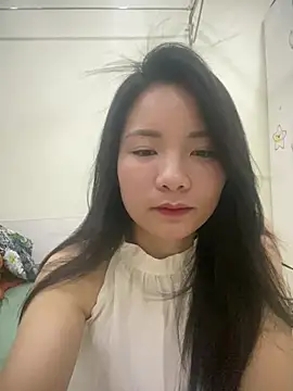 Snapshot of Bee_Yellow00 chatting on 05.04.26 Bee Yellow00 online show from 05.04.26