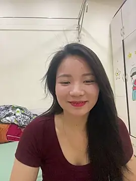 Snapshot of Bee_Yellow00 chatting on 05.08.26 Bee Yellow00 online show from 05.08.26