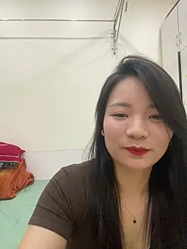 Snapshot of Bee_Yellow00 chatting on 05.09.26 Bee Yellow00 online show from 05.09.26