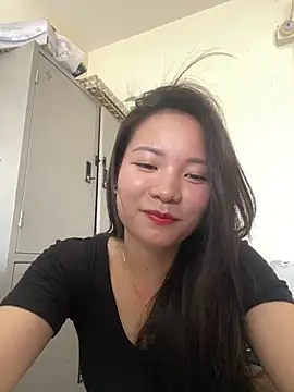 Snapshot of Bee_Yellow00 chatting on 05.28.26 Bee Yellow00 online show from 05.28.26