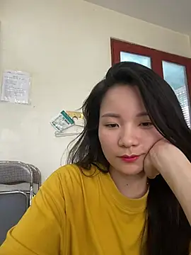 Snapshot of Bee_Yellow00 chatting on 06.13.26 Bee Yellow00 online show from 06.13.26