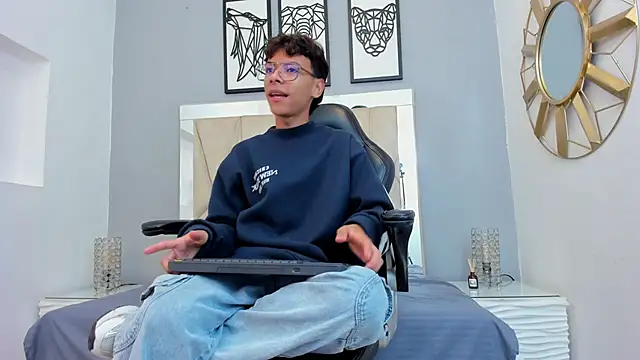 Snapshot of adams_bobby chatting on 11.25.25 adams bobby online show from 11.25.25