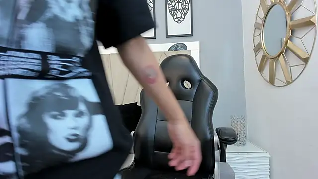 Snapshot of adams_bobby chatting on 11.28.25 adams bobby online show from 11.28.25