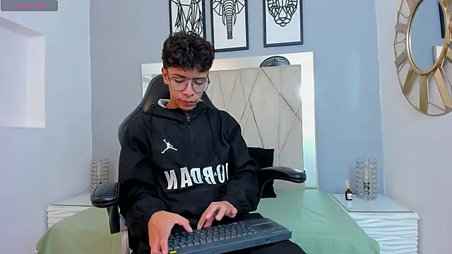 Snapshot of adams_bobby chatting on 11.30.25 adams bobby online show from 11.30.25