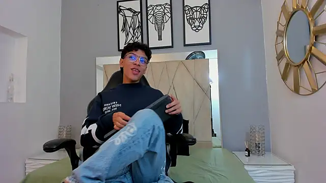 Snapshot of adams_bobby chatting on 12.01.25 adams bobby online show from 12.01.25