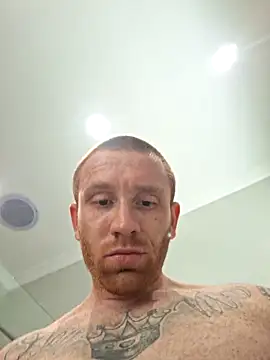 Snapshot of derrik987zzz chatting on 10.28.25 derrik987zzz online show from 10.28.25