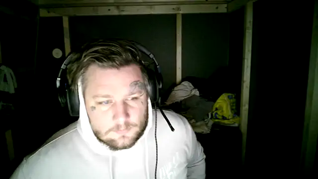 Snapshot of SWEDEN933 chatting on 10.29.25 SWEDEN933 online show from 10.29.25