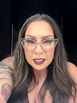 Snapshot of ThatGirlVia chatting on 10.26.25 ThatGirlVia online show from 10.26.25