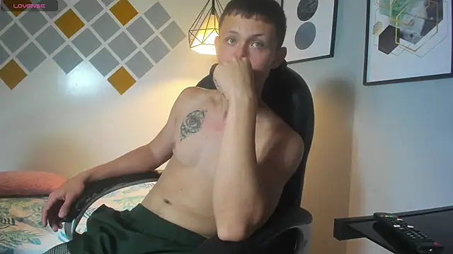 Snapshot of Garuo_18 chatting on 11.05.25 Garuo 18 online show from 11.05.25