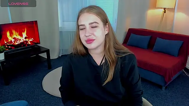 Snapshot of ElaraBloom chatting on 10.30.25 ElaraBloom online show from 10.30.25