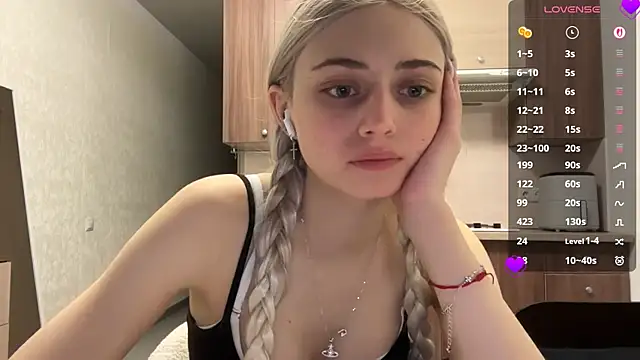 Snapshot of AidaGloshen chatting on 05.19.26 AidaGloshen online show from 05.19.26