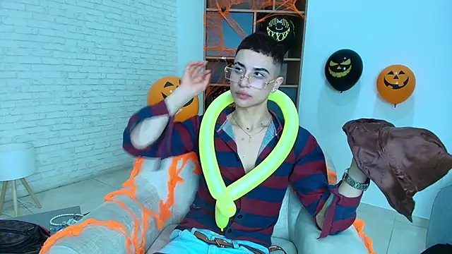 Snapshot of MatheoMontclair chatting on 10.26.25 MatheoMontclair online show from 10.26.25