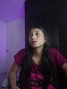 YeseniaRodriguez3 online show from 04.11.26