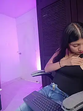 YeseniaRodriguez3 online show from 04.15.26