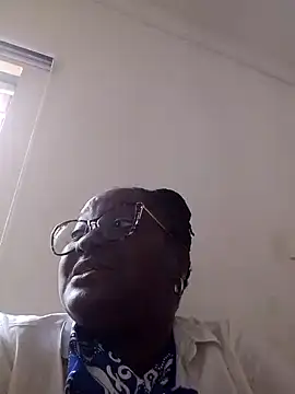 Snapshot of SweetestDIP chatting on 10.27.25 SweetestDIP online show from 10.27.25