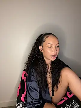 nikkiloveee online show from 11.24.25