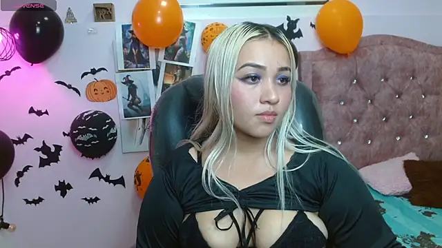 Snapshot of Katicamorada chatting on 10.29.25 Katicamorada online show from 10.29.25