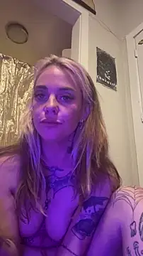 Snapshot of roxiebaby chatting on 11.14.25 roxiebaby online show from 11.14.25