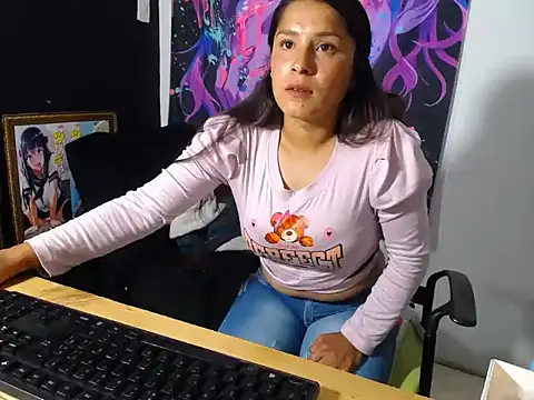Snapshot of NahomiLove_ chatting on 10.27.25 NahomiLove  online show from 10.27.25