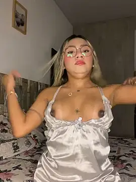 Snapshot of Vicky-Nova chatting on 10.29.25 Vicky-Nova online show from 10.29.25