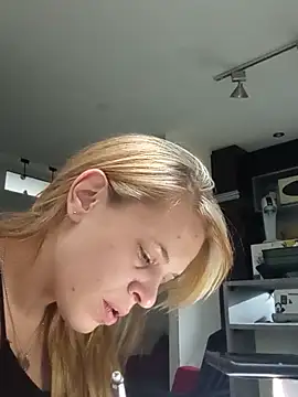 Snapshot of coralu2215 chatting on 02.15.26 coralu2215 online show from 02.15.26