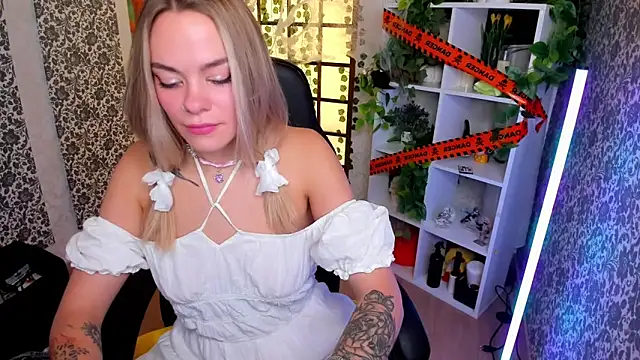 Snapshot of Isabella_Lure chatting on 11.08.25 Isabella Lure online show from 11.08.25