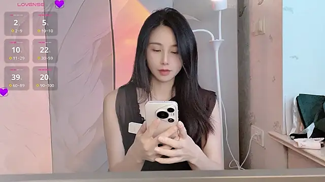 Snapshot of TwTneii chatting on 10.28.25 TwTneii online show from 10.28.25