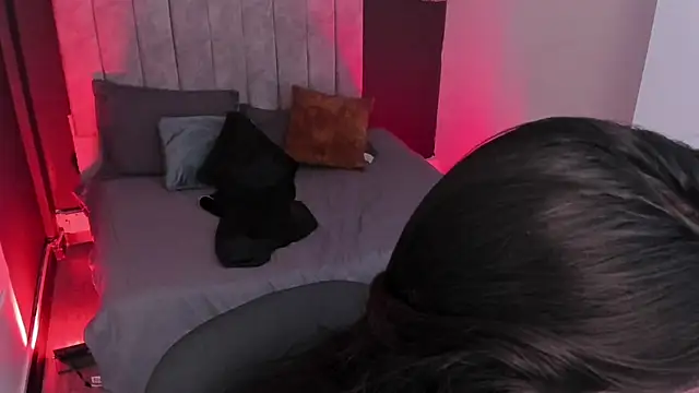 mia jagger online show from 04.03.26