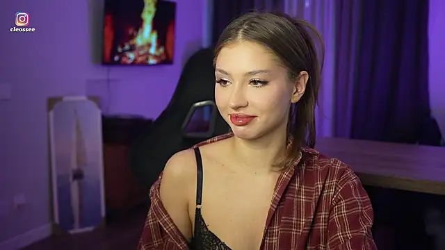 Snapshot of Cleose chatting on 03.19.26 Cleose online show from 03.19.26