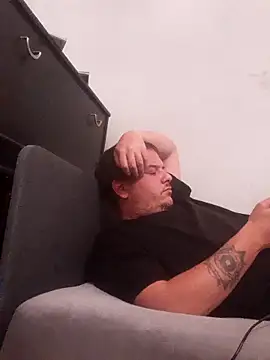 Snapshot of botlikroli chatting on 10.28.25 botlikroli online show from 10.28.25