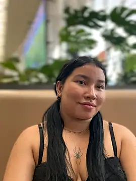 Snapshot of Vickybon chatting on 10.28.25 Vickybon online show from 10.28.25