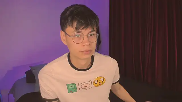 Snapshot of estmonnn chatting on 11.18.25 estmonnn online show from 11.18.25