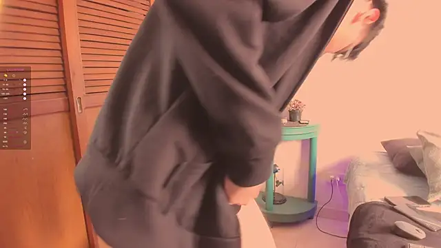 Snapshot of estmonnn chatting on 11.18.25 estmonnn online show from 11.18.25