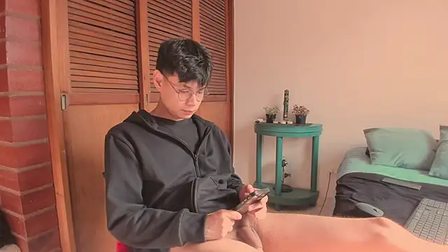 Snapshot of estmonnn chatting on 11.22.25 estmonnn online show from 11.22.25