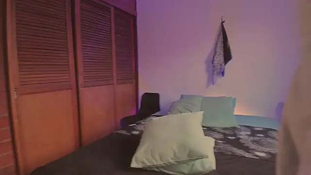 Snapshot of estmonnn chatting on 12.15.25 estmonnn online show from 12.15.25