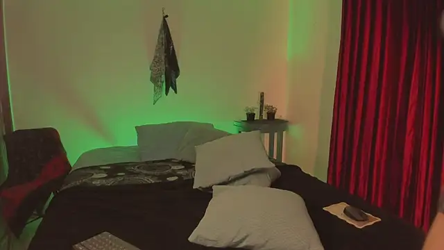 Snapshot of estmonnn chatting on 12.17.25 estmonnn online show from 12.17.25