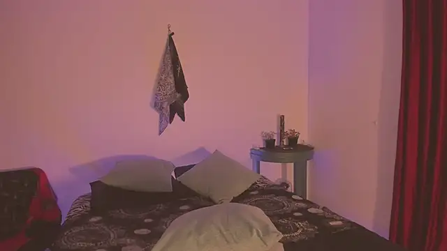 Snapshot of estmonnn chatting on 12.18.25 estmonnn online show from 12.18.25