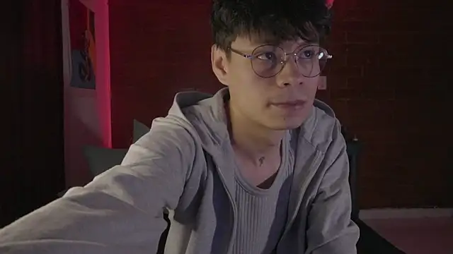 Snapshot of estmonnn chatting on 12.20.25 estmonnn online show from 12.20.25