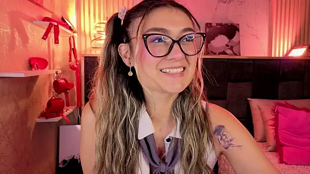 Snapshot of Im-Lola chatting on 02.23.26 Im-Lola online show from 02.23.26