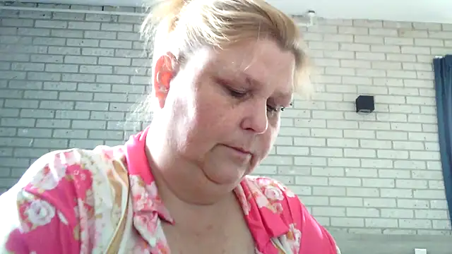 Snapshot of Sylviastar46 chatting on 04.18.26 Sylviastar46 online show from 04.18.26